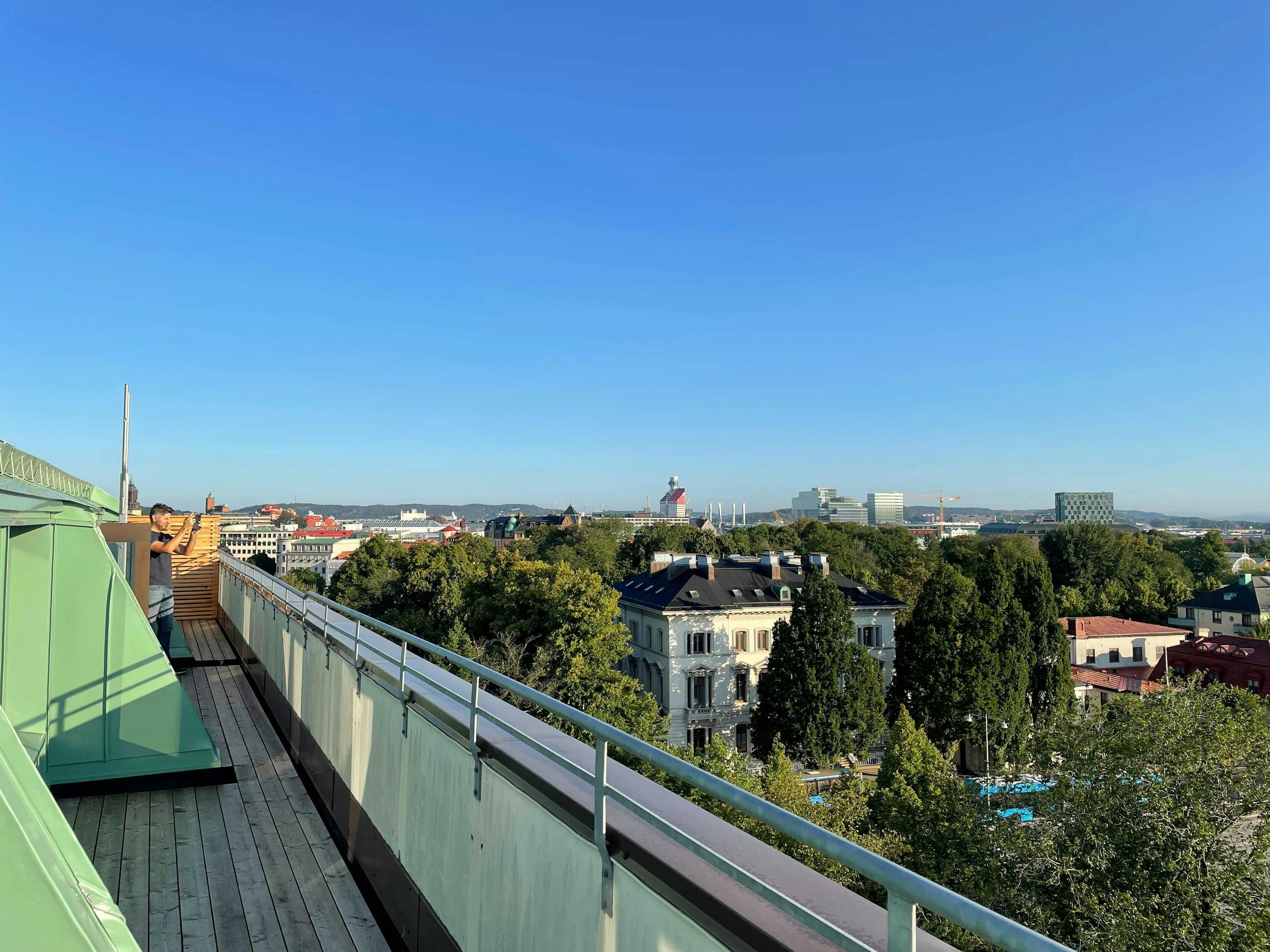 En bild från kontorets balkong under en solig dag med utsikt över Göteborg.