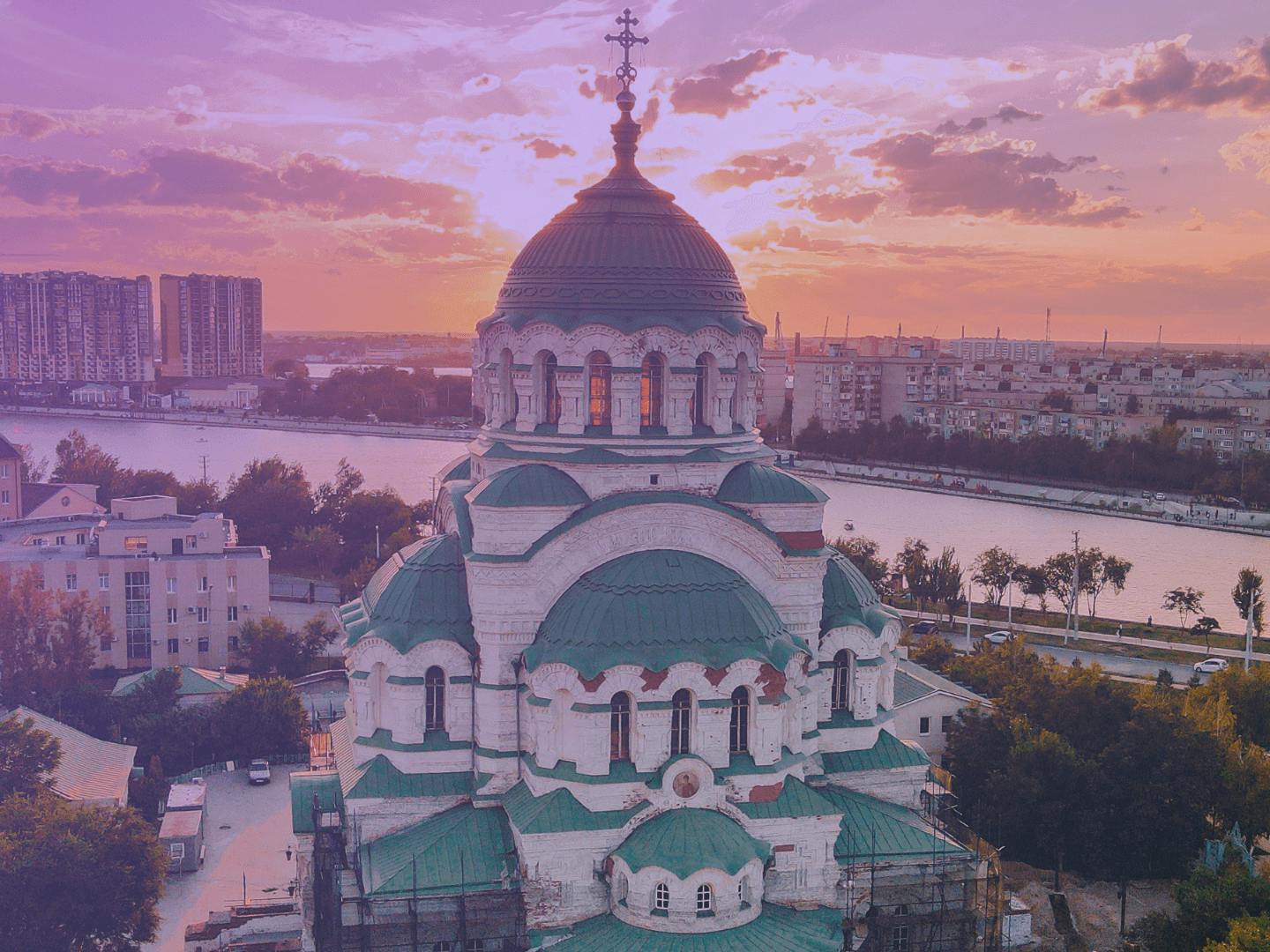 Bulgaristan'da gün batımında Alexander Nevsky Katedrali.
