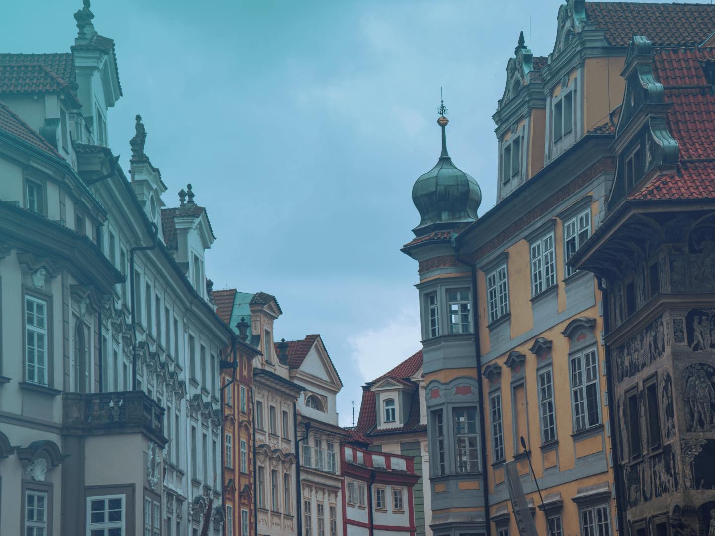 Çek Cumhuriyeti'nde dar bir sokakta sıralanmış güzel binalar. 