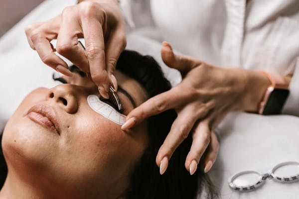 Eyelash technician