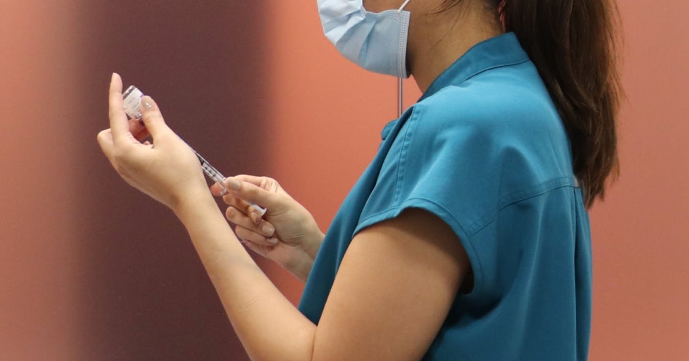 Drawing up botox - botulinum toxin course at Harley Academy