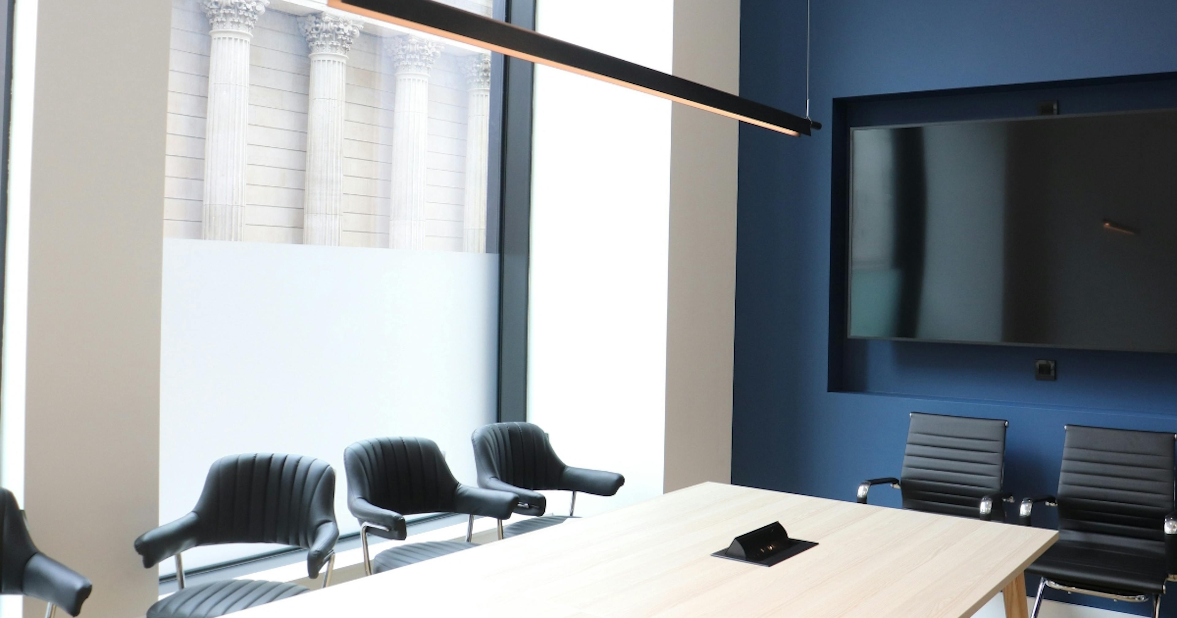 Harley Academy London meeting room hire - boardroom by the Bank of England