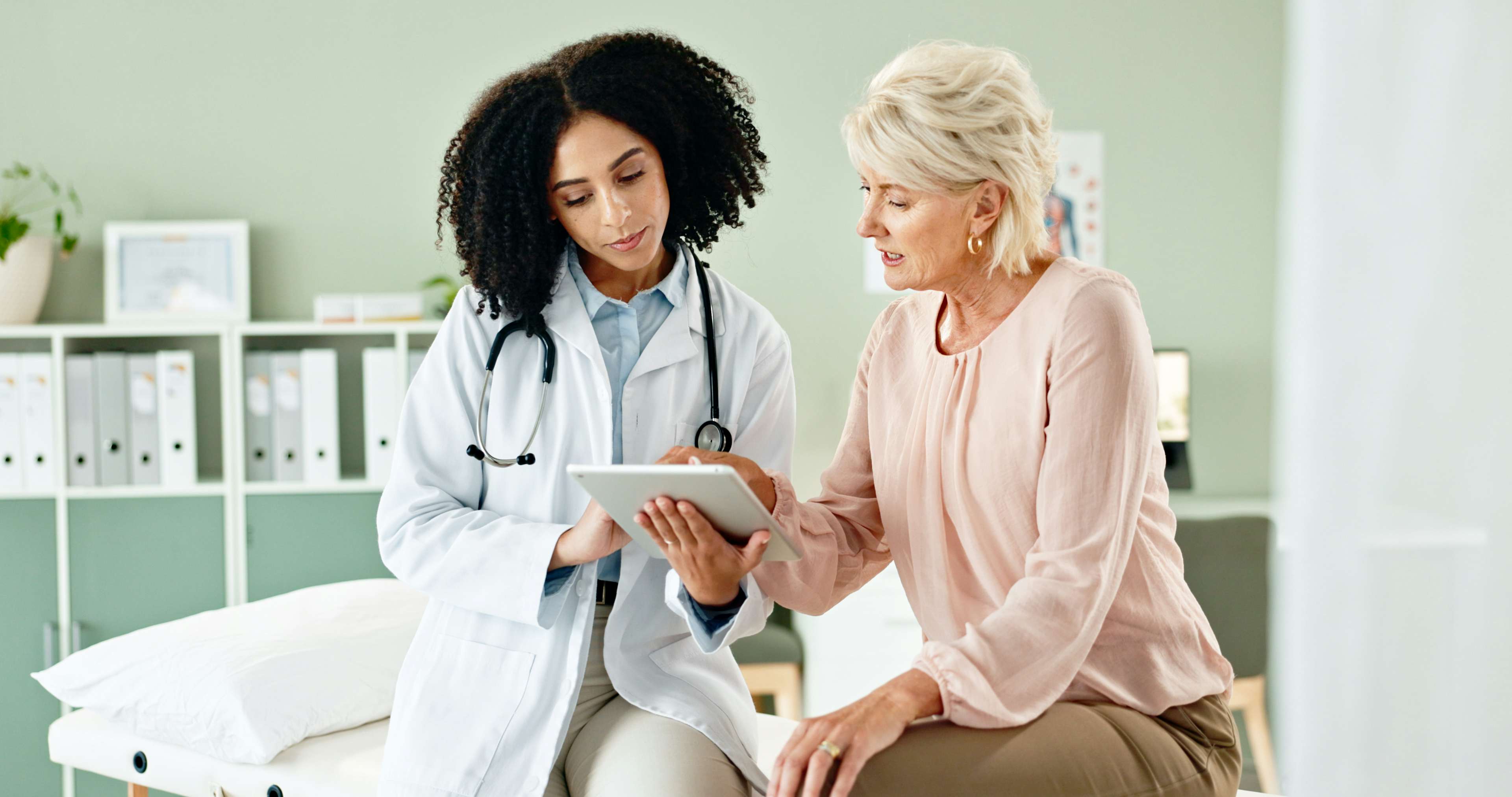 Doctor having a discussion with her patient 