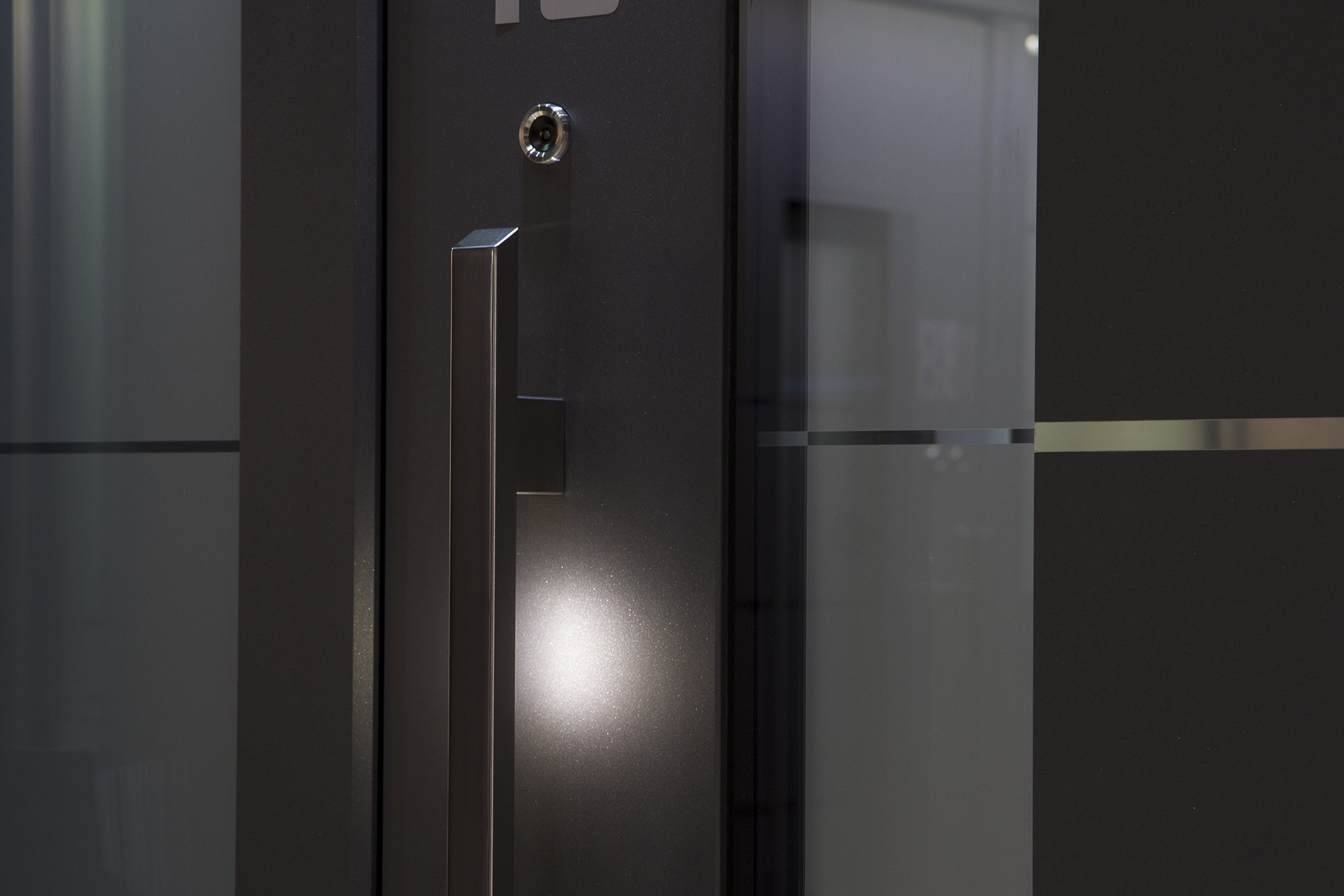 Verschiedene Türgriffe für Haustüren