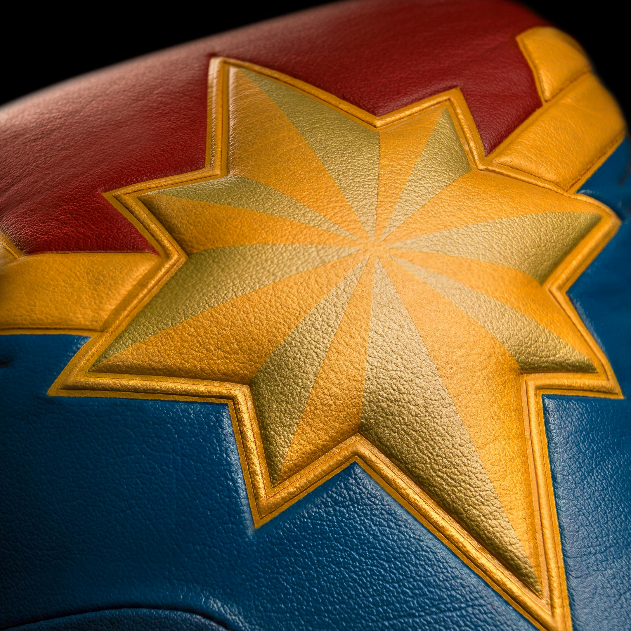 Hayabusa Captain Marvel Boxing Gloves - Picture 6 of 10