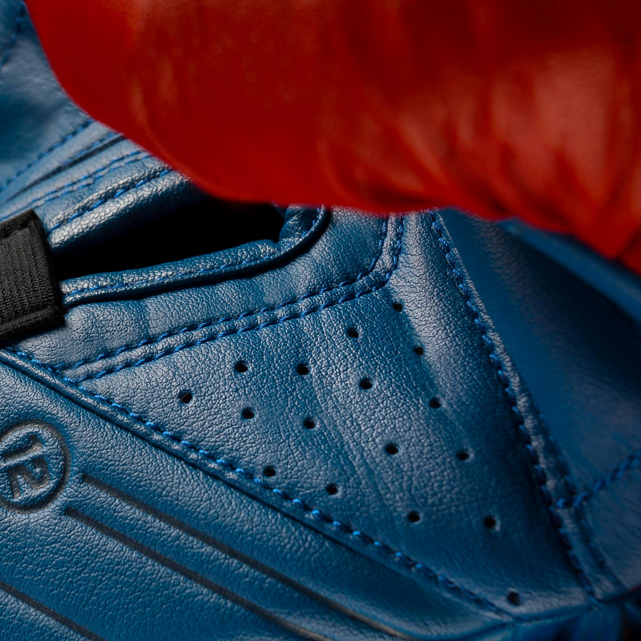 Hayabusa Captain Marvel Boxing Gloves - Picture 9 of 10