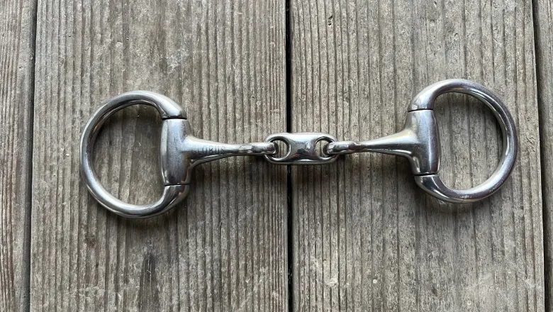 a double-jointed snaffle with an upright centre link
