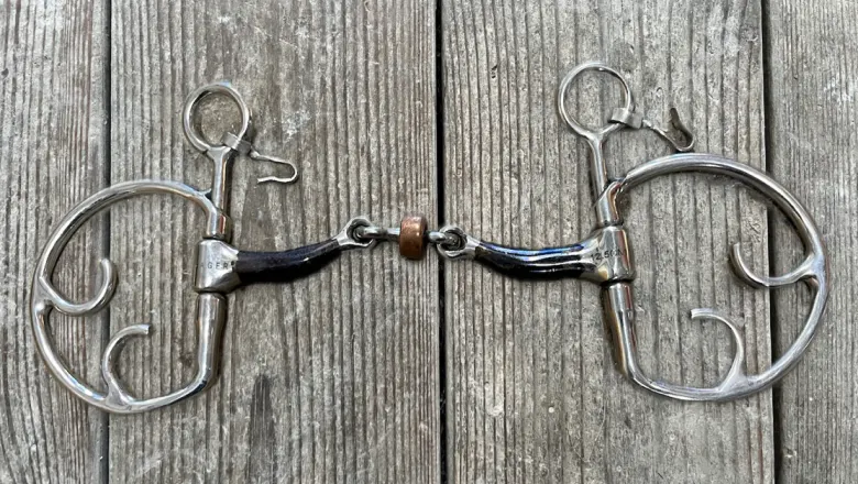Double-jointed kimblehook (Flippan bit), with a loose roller on the central link.