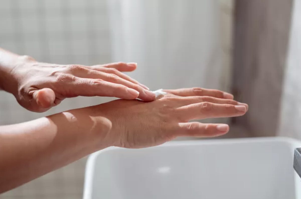 Dat verkoper bedreiging Droge handen? Sommige crèmes maken het net erger: experts tippen de juiste  bestanddelen én 5 bewezen remedies | Goed Gevoel