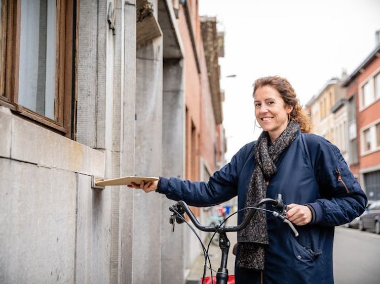 limiet Brandewijn inch SAMENTEGENCORONA: Juf Tessa brengt huiswerk rond: “Met mijn fiets van  brievenbus naar brievenbus” | Goed Gevoel