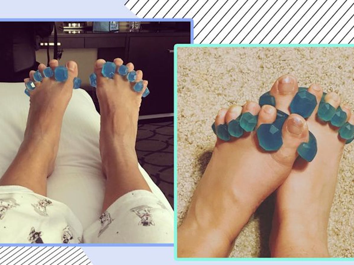 vergeven Caroline Geneeskunde Bizar of wondermiddel tegen pijnlijke voeten? 'Yoga Toes' stretchen en  spreiden je tenen. “Compleet gek is het niet”, zegt podoloog | Goed Gevoel