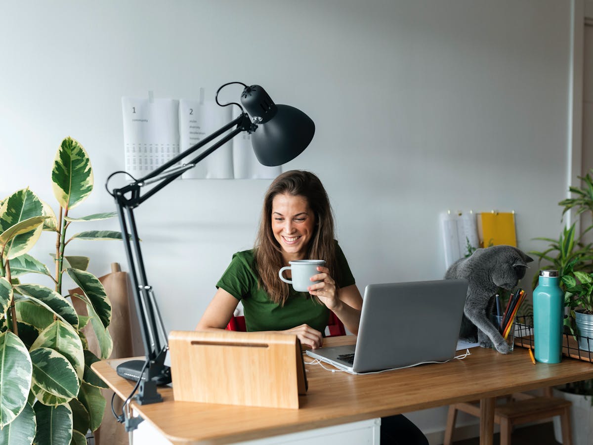 Mis Integreren verschijnen Geen goed bureau? Expert geeft 5 tips voor ideale thuiswerkplek | Goed  Gevoel