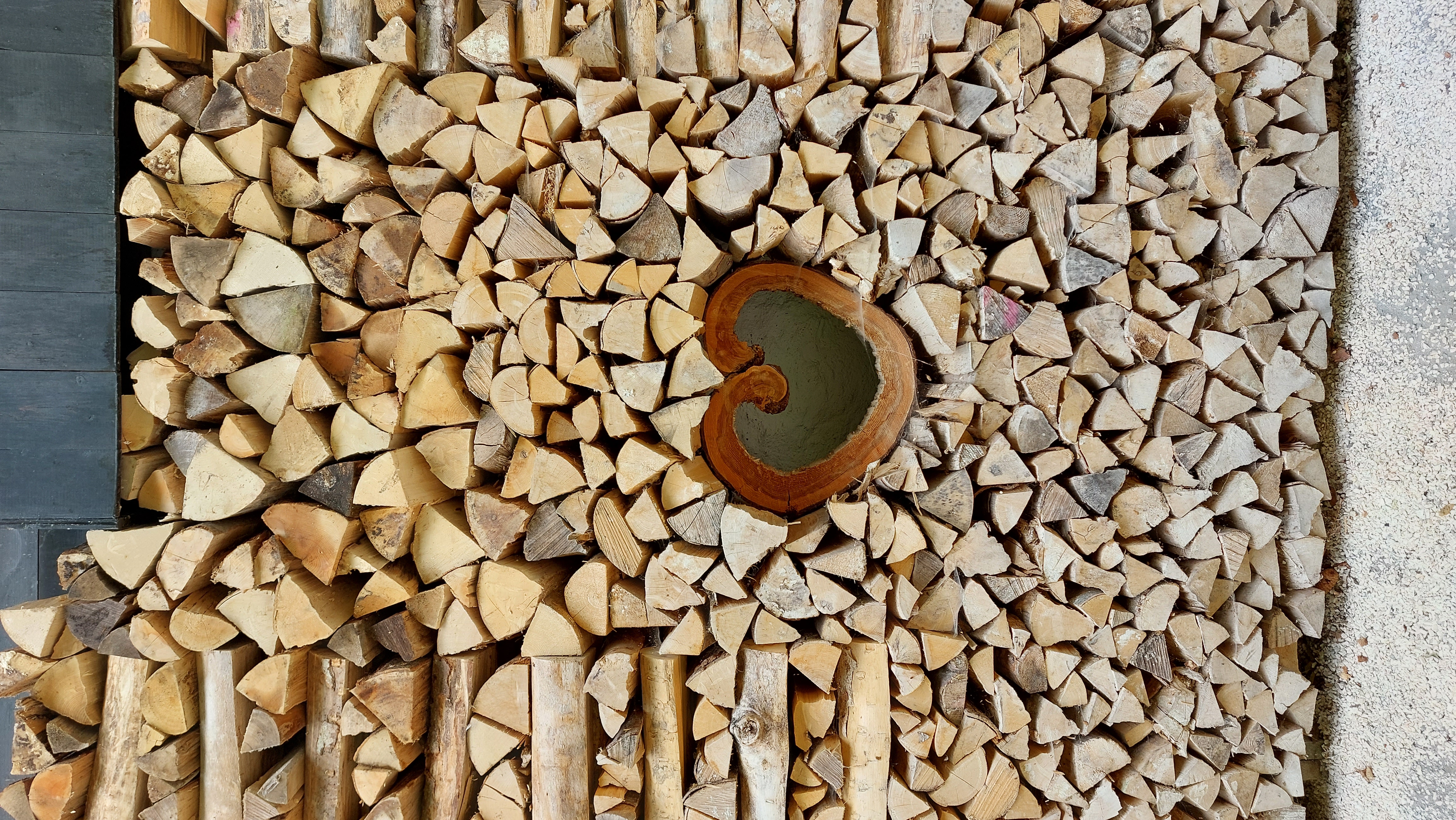 Hintergrundbild von einem Herz in Holzstämmen gelegt.