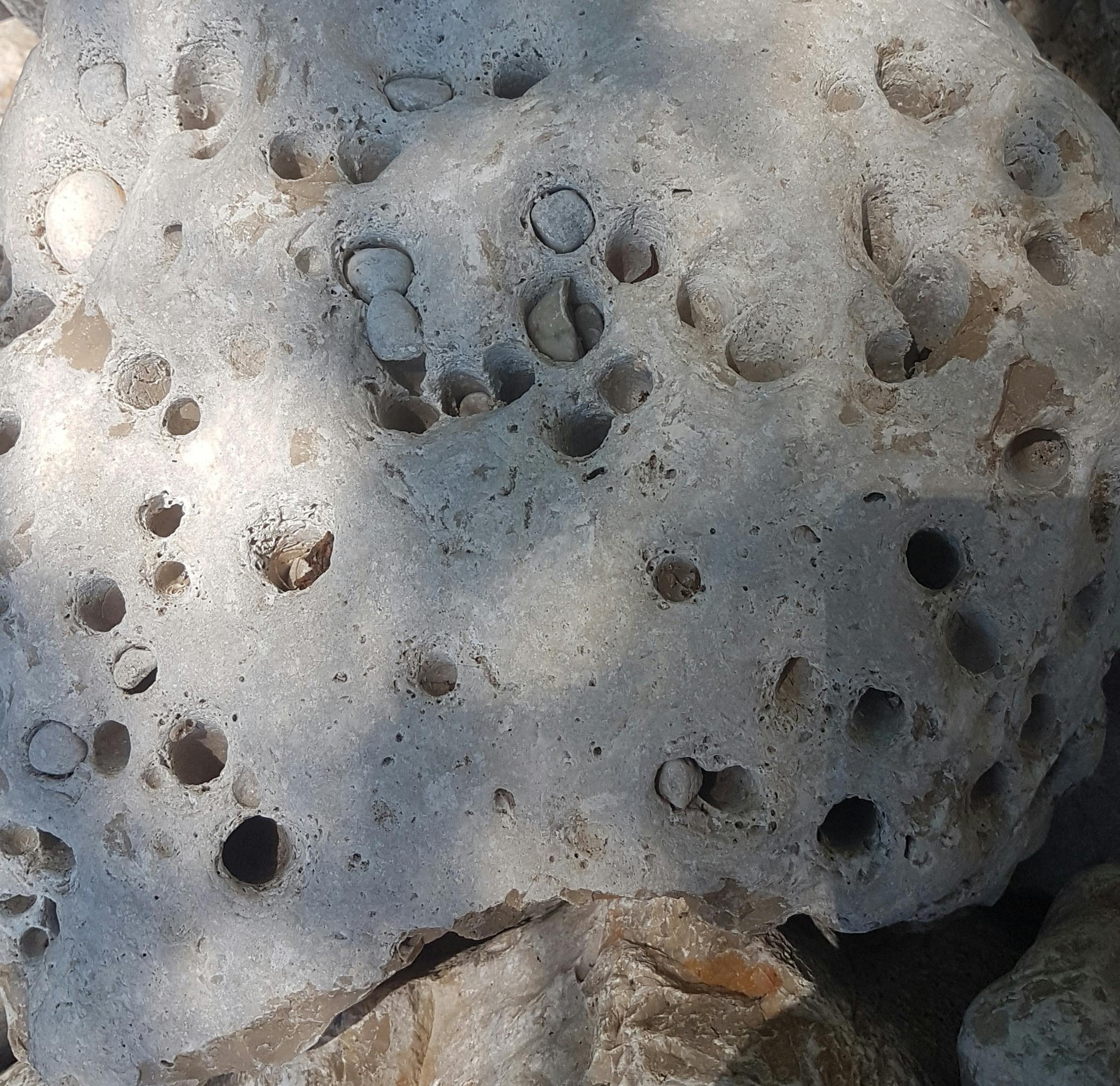 Hintergrundbild eines durchlöcherten Steines.