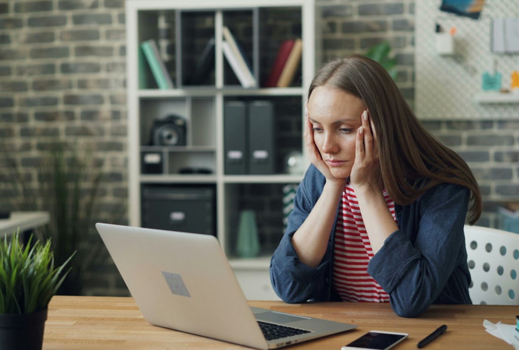 Kobieta mająca problem z podjęciem decyzji Kobieta mająca problem z podjęciem decyzji