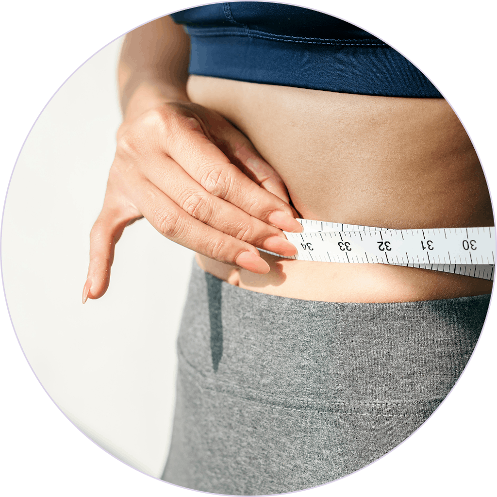 Kobieta mierząca talię