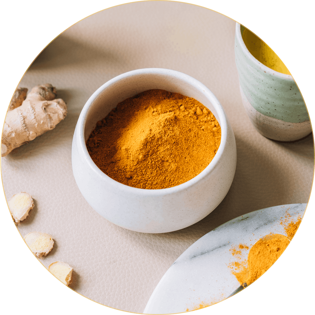 Kurkumina w białej misce Kurkumina w białej misce