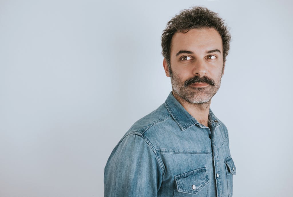 Mężczyzna z wąsami, zwiększający świadomość raka u mężczyzn Mężczyzna z wąsami, zwiększający świadomość raka u mężczyzn