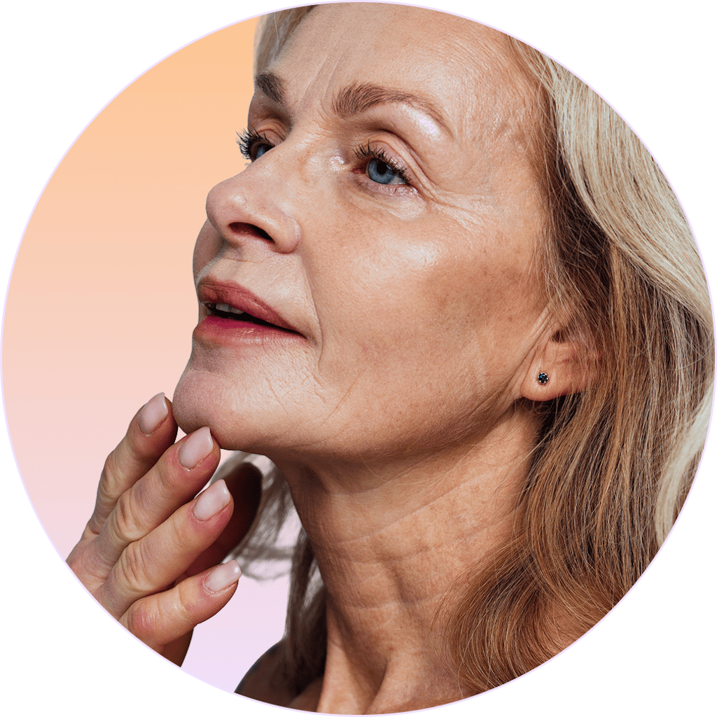 Dojrzała kobieta z gładką i nawilżoną cerą