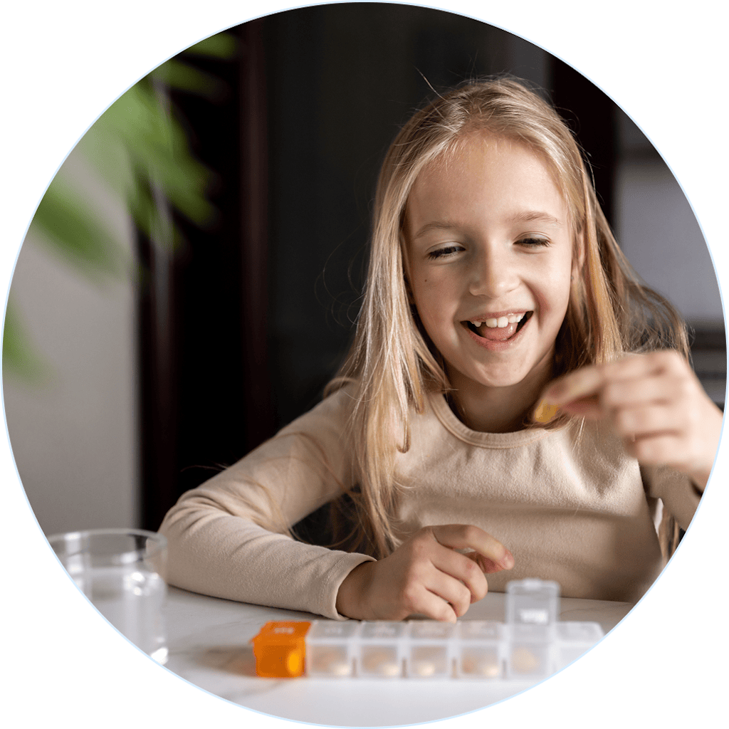 Dziewczynka przyjmująca MyKids Probiotic