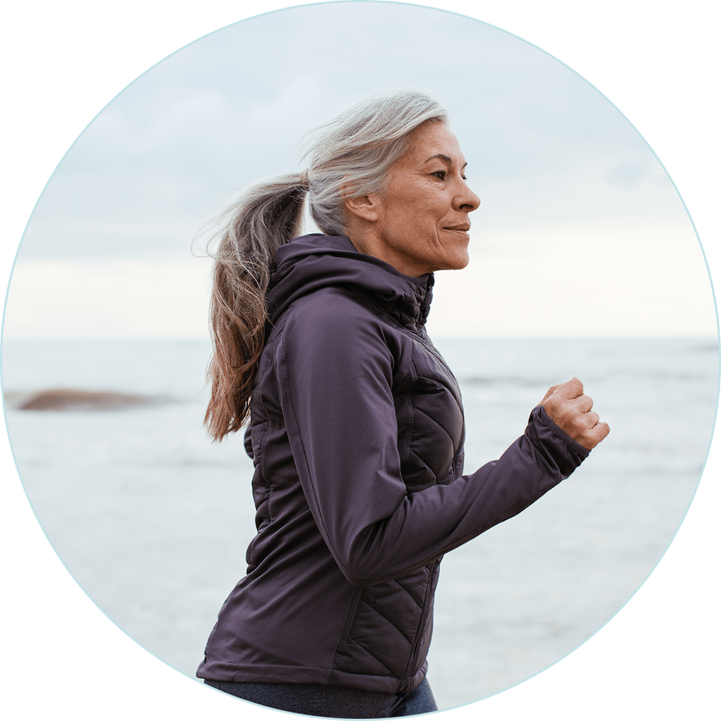 Biegnąca dojrzała kobieta