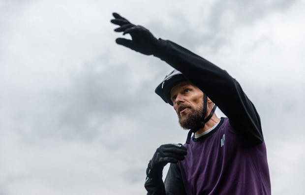 Morten med cykelhjelm på, der peger i retningen af hvor turen går hen.