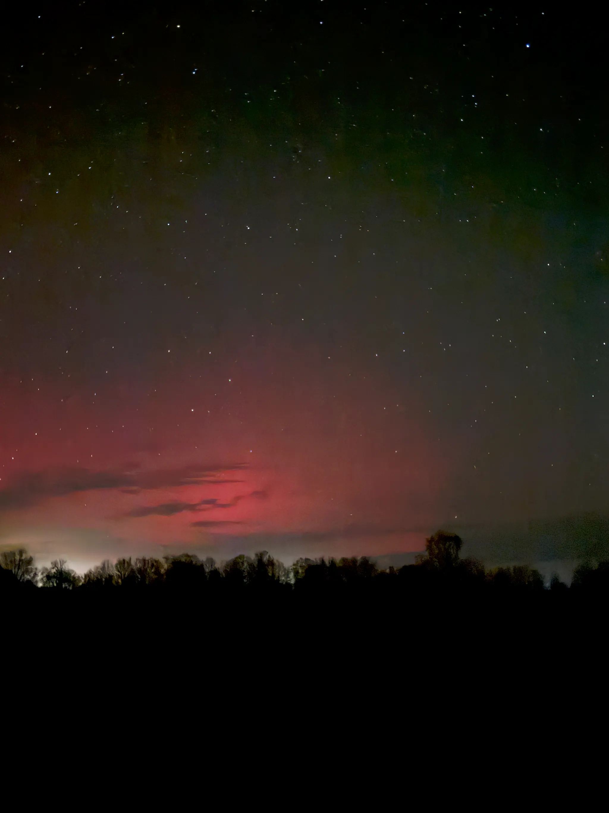 Faint Northern Lights spotted by Hello Aurora user in France.