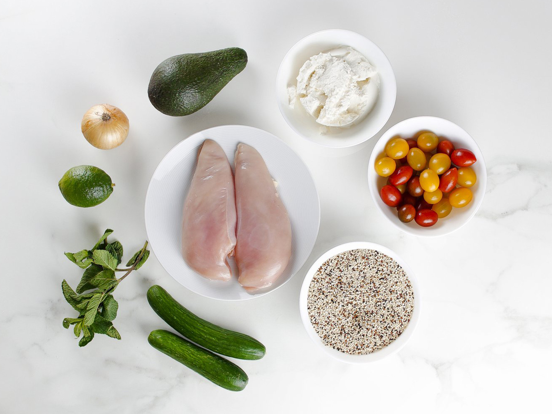 Κινόα με bio κοτόπουλο, τοματίνια, αβοκάντο και ρικότα