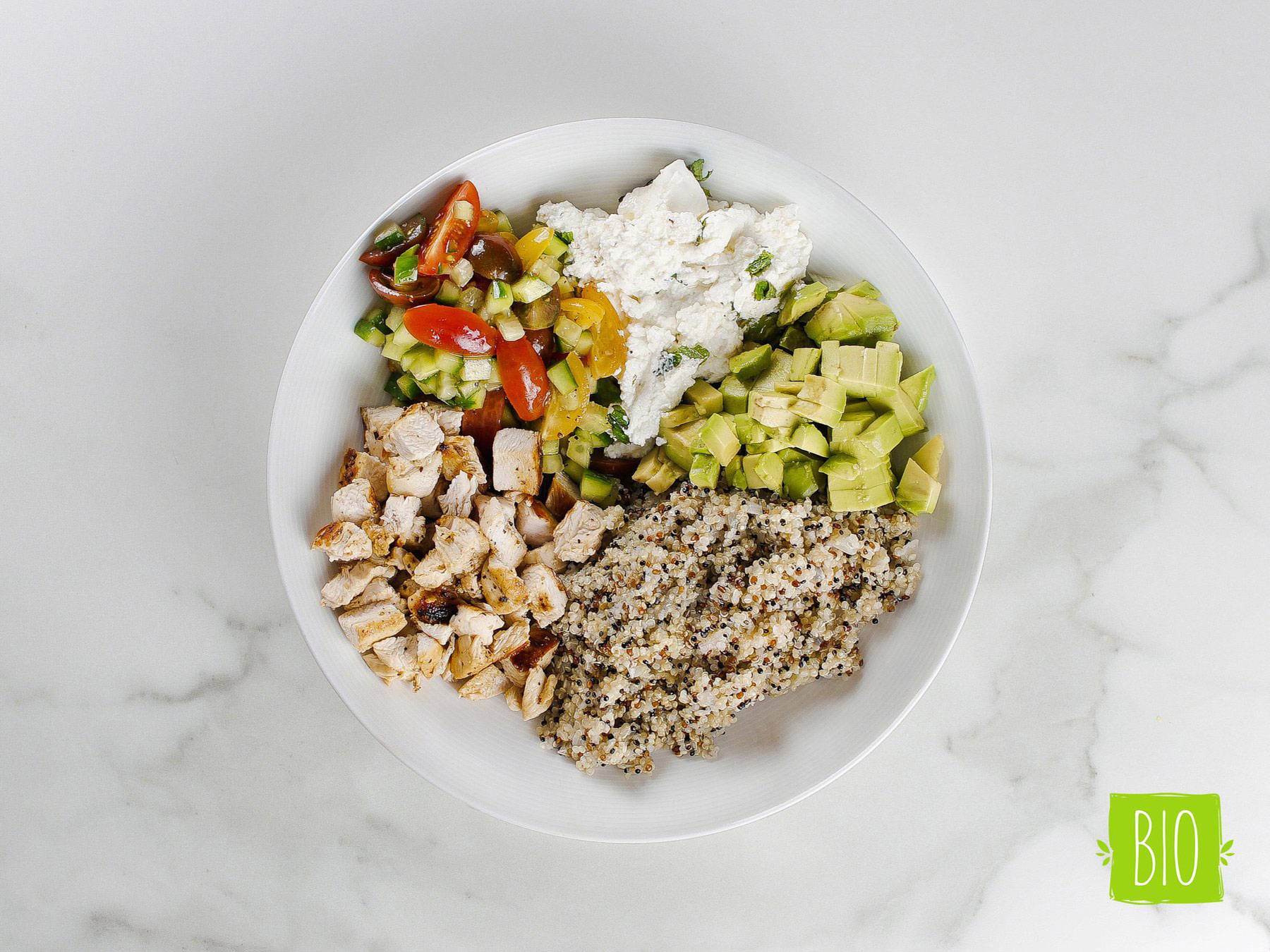 Κινόα με bio κοτόπουλο, τοματίνια, αβοκάντο και ρικότα