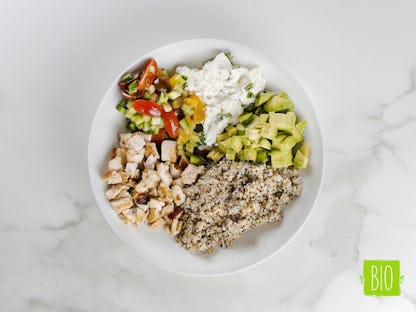 Κινόα με bio κοτόπουλο, τοματίνια, αβοκάντο και ρικότα