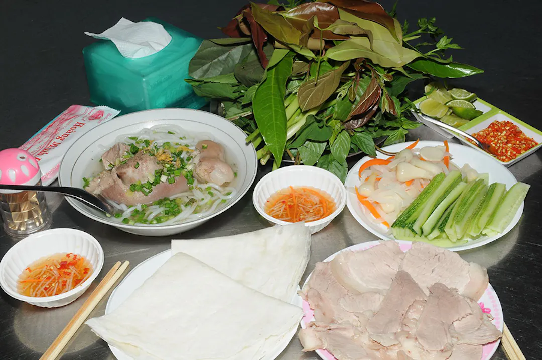 Bánh tráng gạo cuốn thịt luộc rau rừng