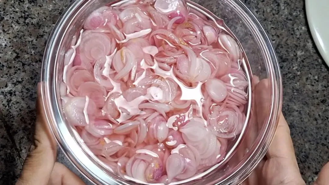 Cách làm hành tím ngâm chua ngọt ăn kèm đúng điệu Quy Nhơn