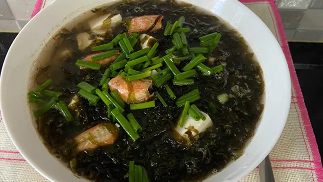 Canh rong biển khô nấu đậu phụ & nấm kim châm