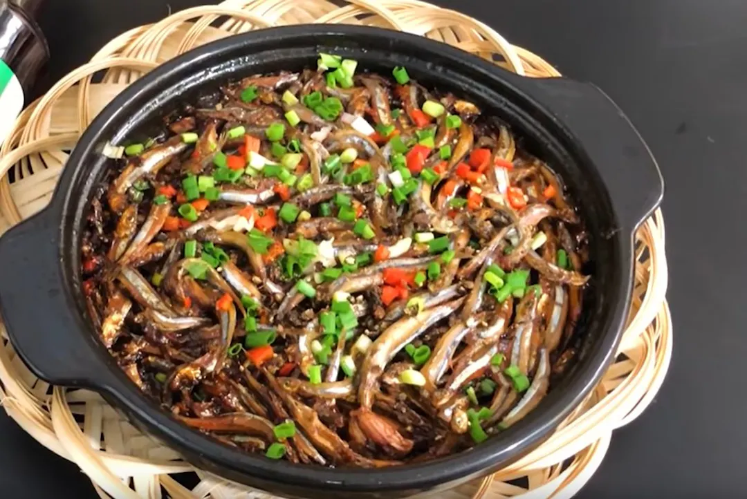 Khô cá cơm sọc đen kho tiêu xanh / kho sả ớt