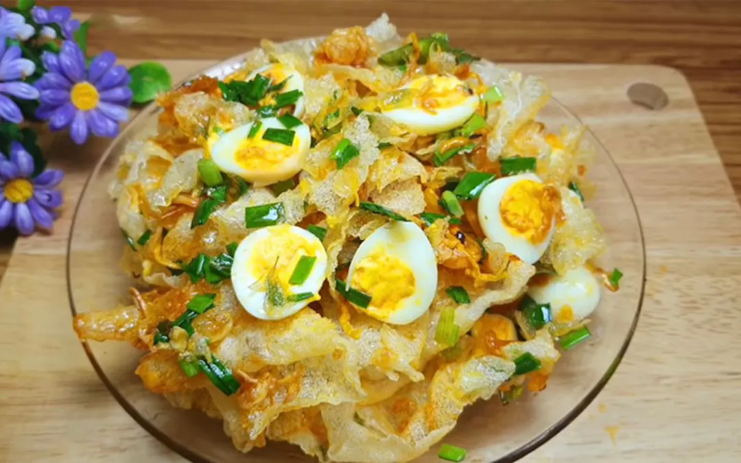 Bánh tráng gạo trộn sa tế, tắc, trứng cút