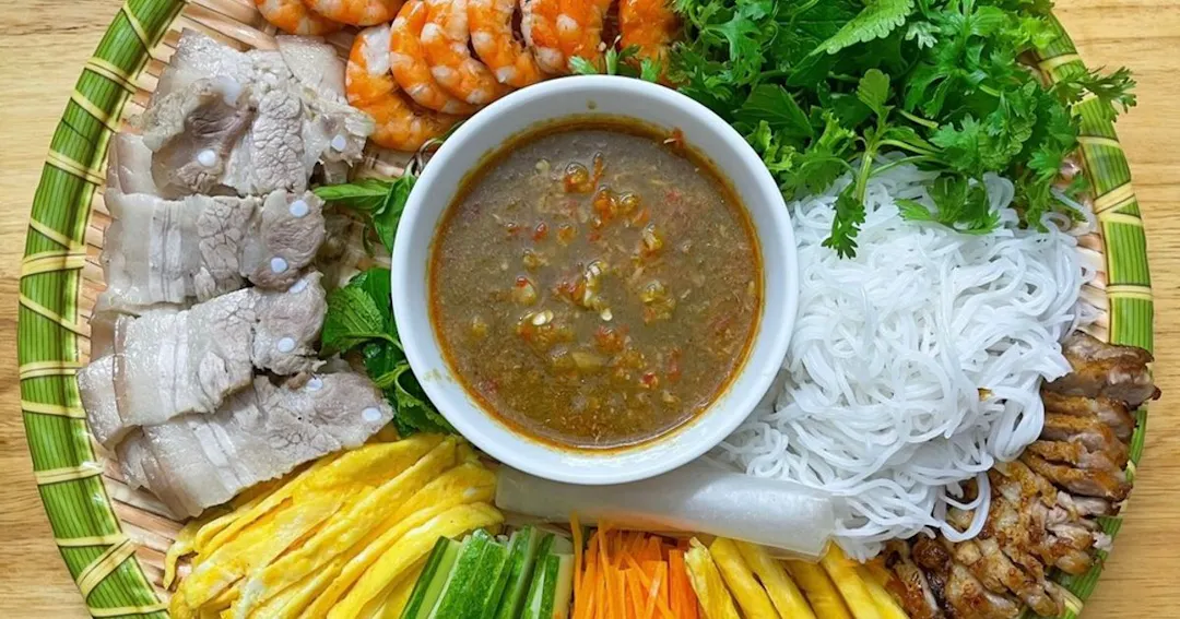 Bánh tráng gạo cuốn trứng băm & mắm nêm