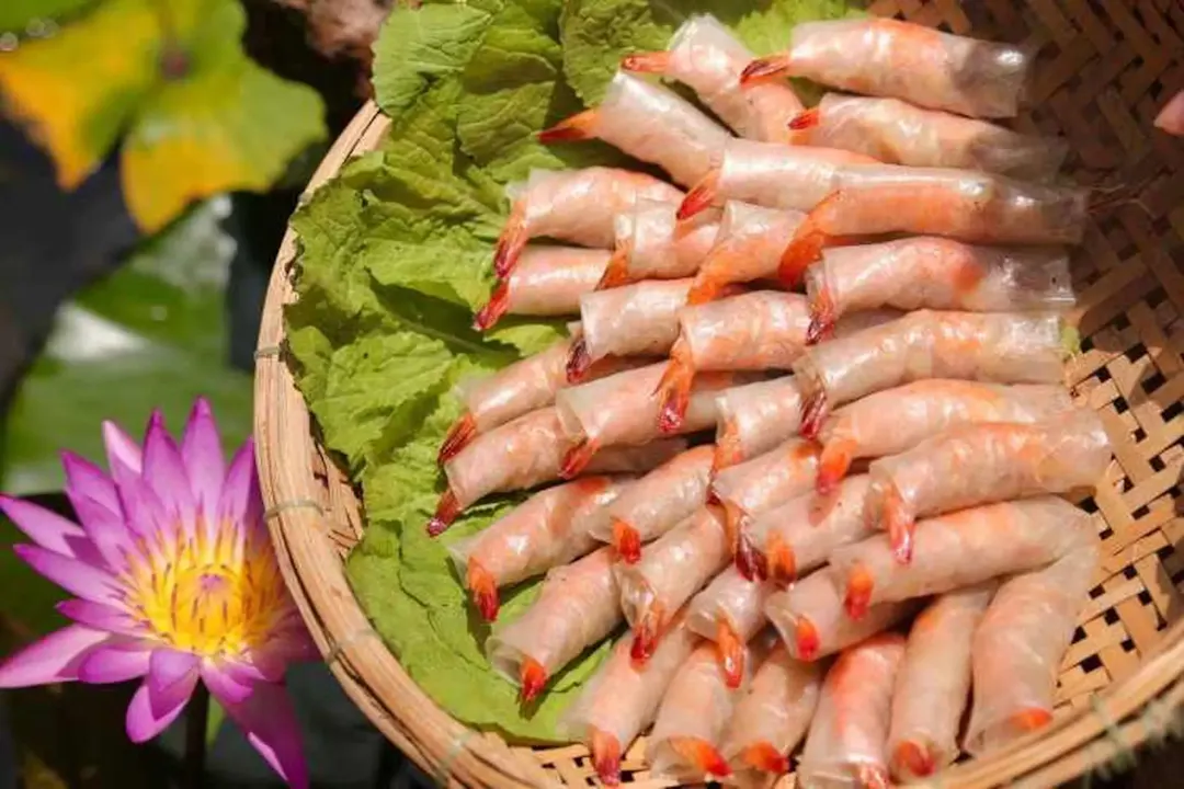 Bánh tráng gạo cuốn chả ram tôm đất