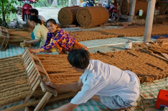 Hình ảnh làng nghề thảm xơ dừa Tam Quan Bắc