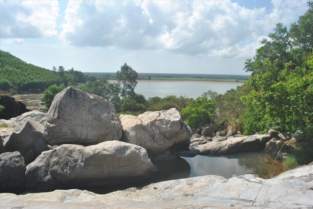 Vẻ đẹp nguyên sơ của Suối Hố Giang và Hòn Đá Chữ nổi tiếng đất võ Bình Định