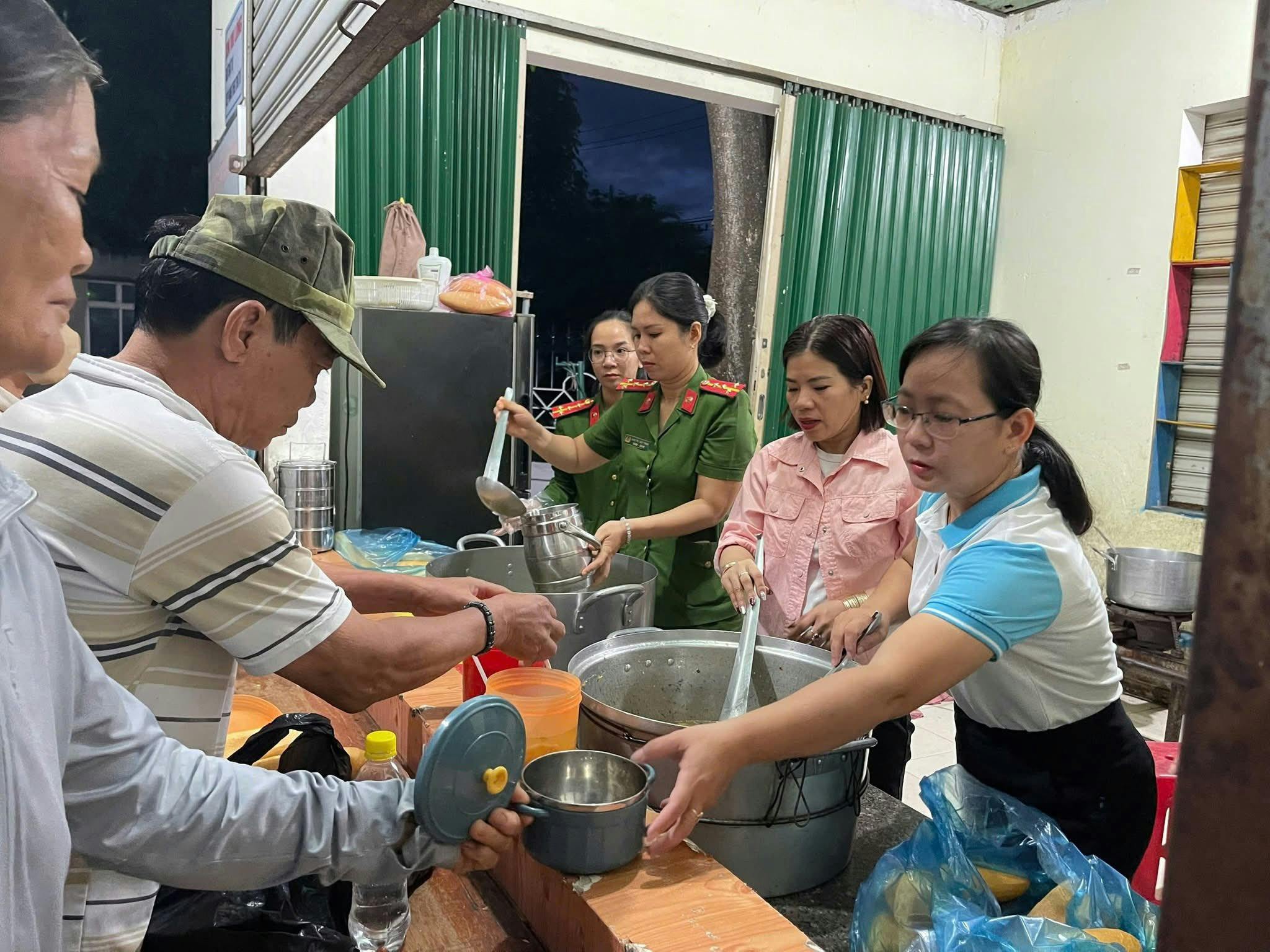 Hình ảnh minh họa - Chương Trình “San Sẻ Yêu Thương – Ấm Tình Chiến Sĩ”