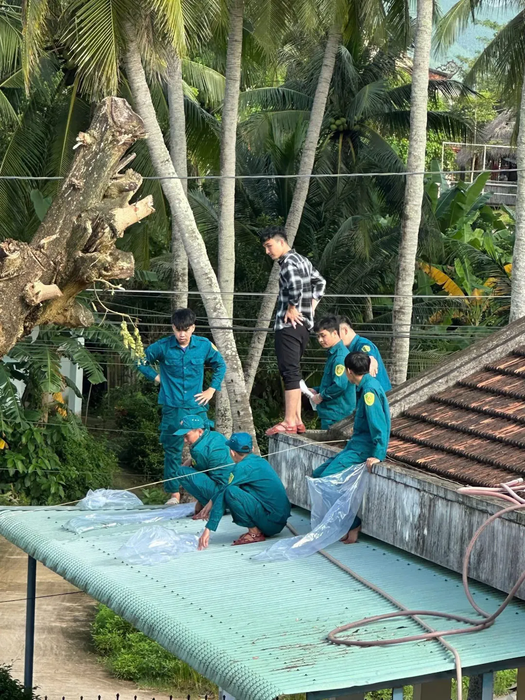 Hình ảnh - Người Dân Chủ Động Phòng Chống Bão Số 13