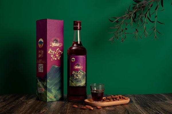 Sắc đỏ ruby quyến rũ của rượu sim La Vuông - lựa chọn đẳng cấp cho quà biếu năm 2026.