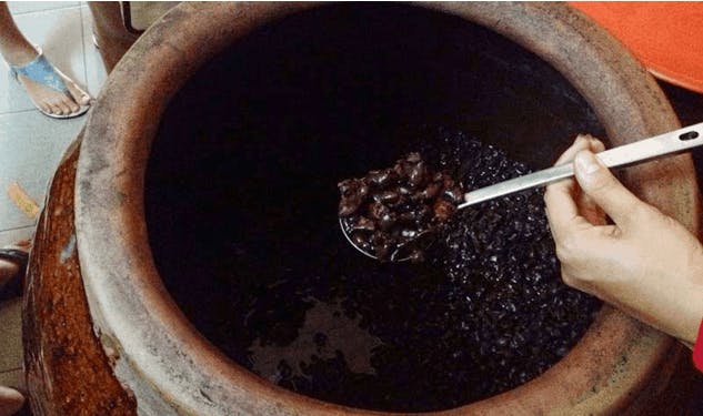 Rượu được ủ lên men tự nhiên trong chum sành để đạt độ êm mượt và màu sắc tuyệt hảo.