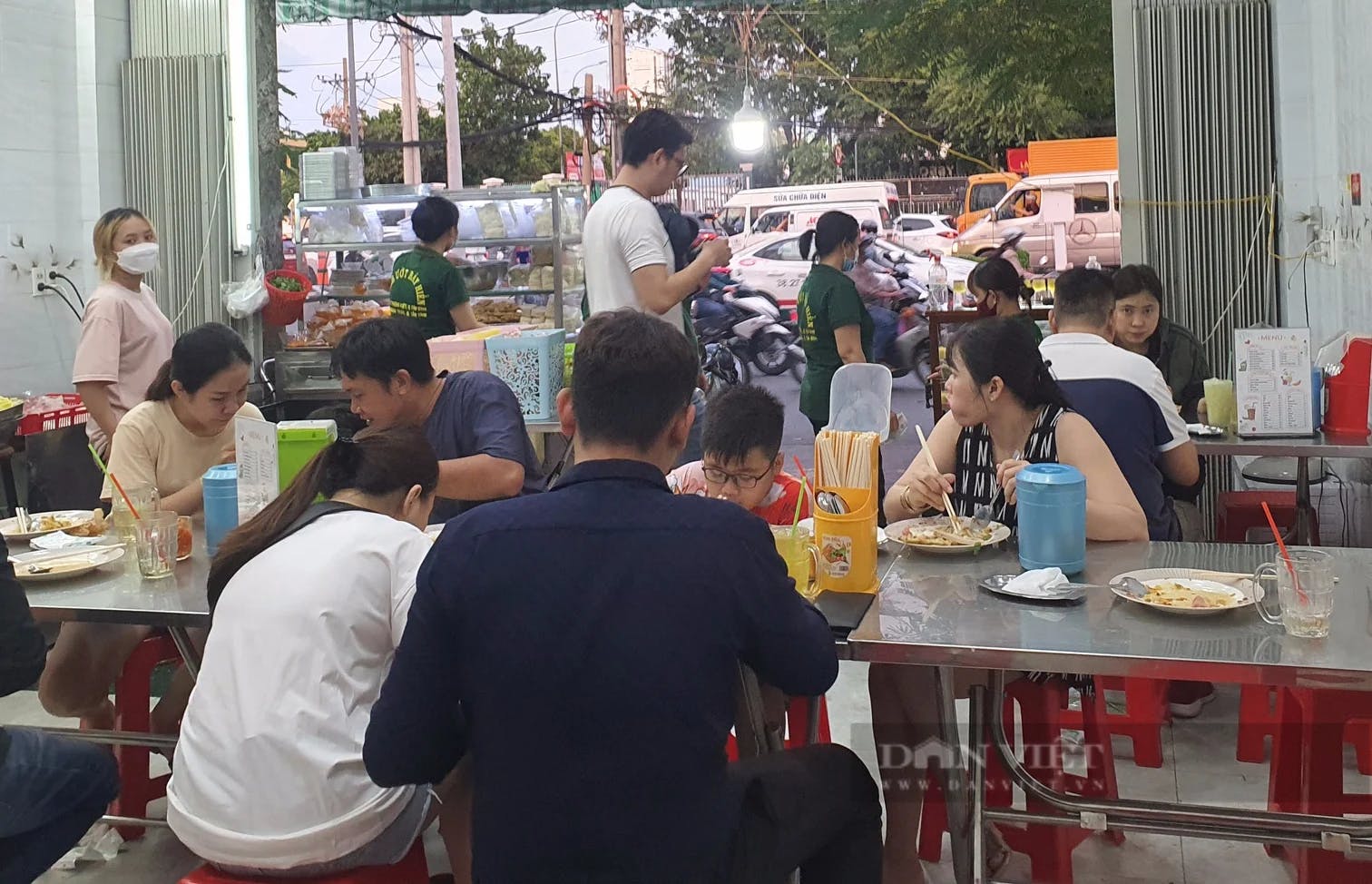 Quán bánh ướt bình dân tấp nập khách tại chợ Bồng Sơn Hoài Nhơn