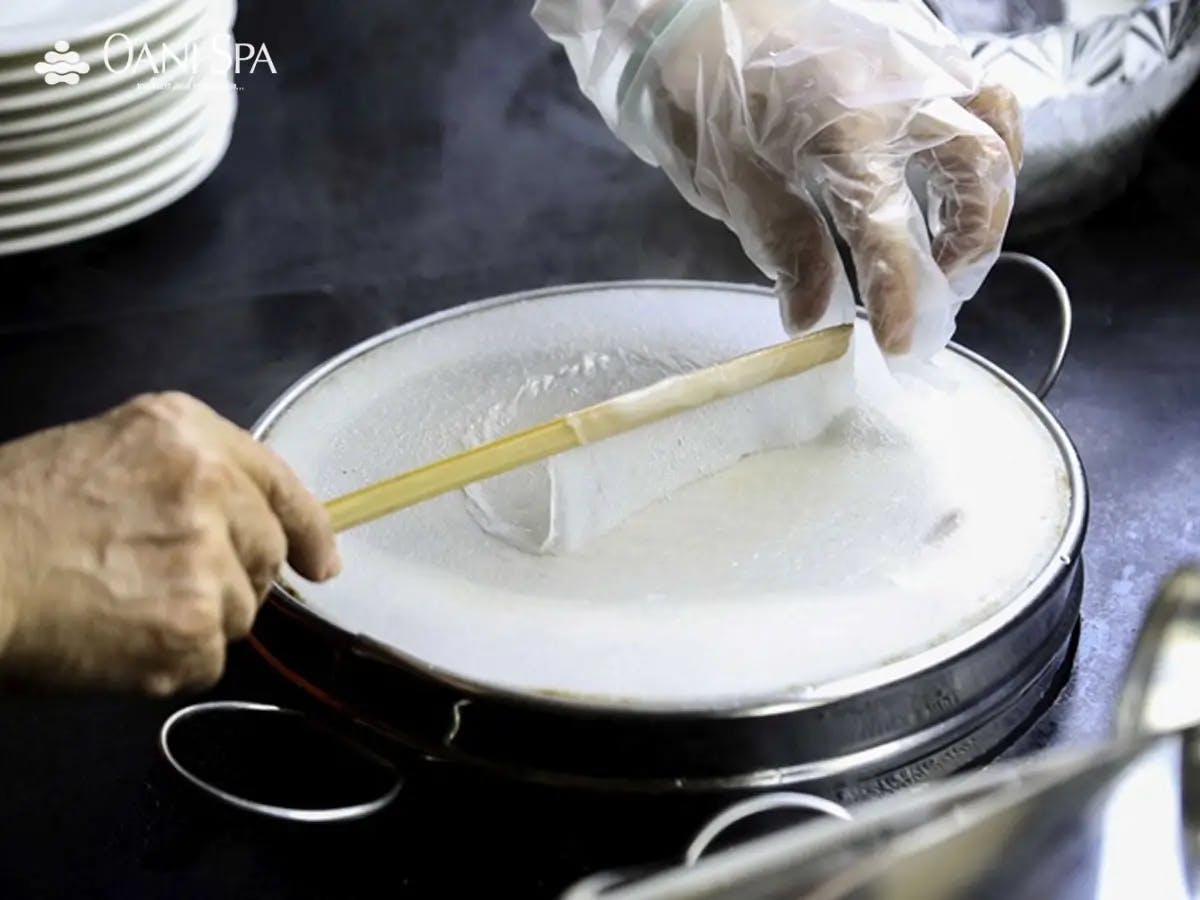 Quy trình tráng bánh ướt thủ công mỏng mịn tại Hoài Nhơn