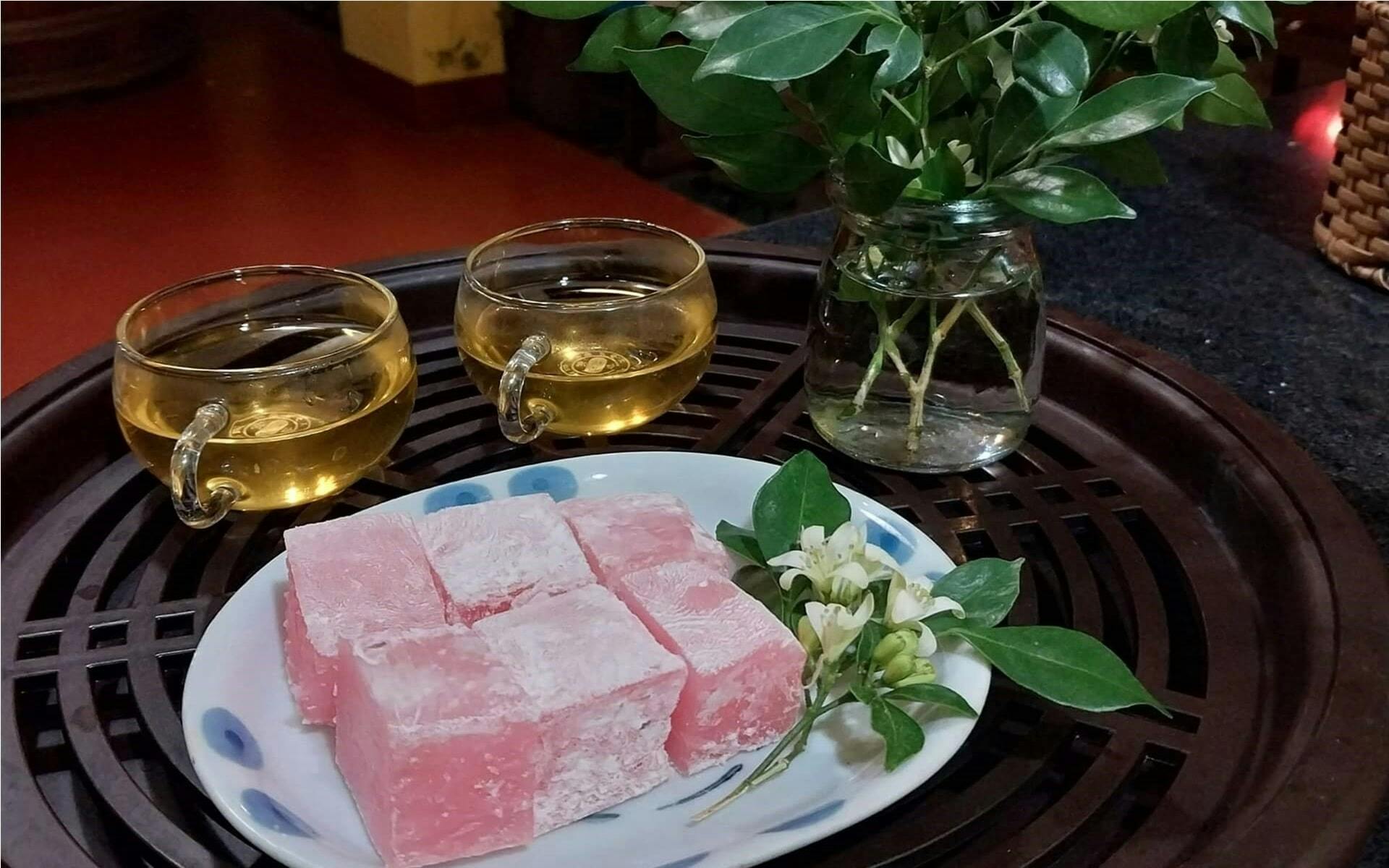 Cách thưởng thức bánh hồng Tam Quan cùng trà nóng chuẩn vị xứ Nẫu