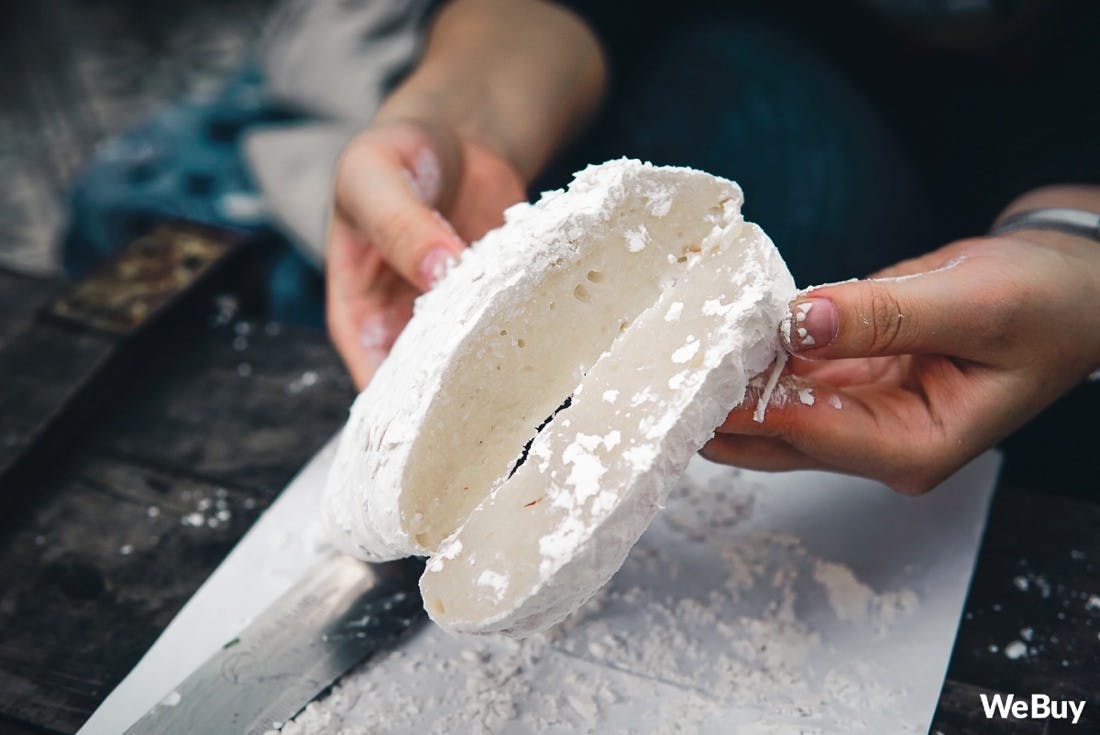 Công đoạn quấy bột nếp và dừa sợi làm bánh hồng Tam Quan thủ công