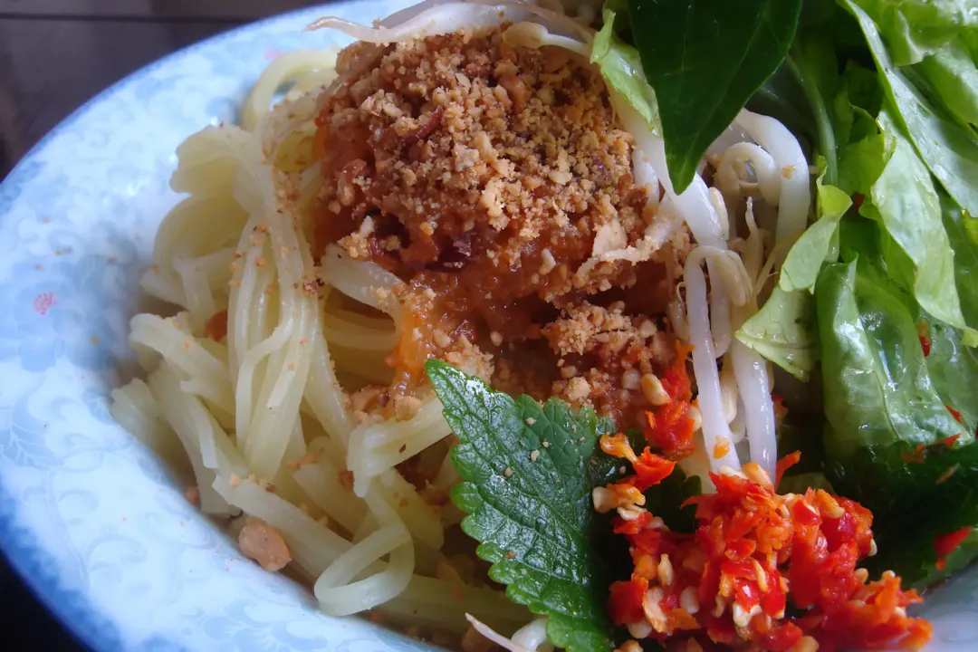 Nước mắm tỏi ớt và dầu hẹ linh hồn của món bánh dây Bồng Sơn