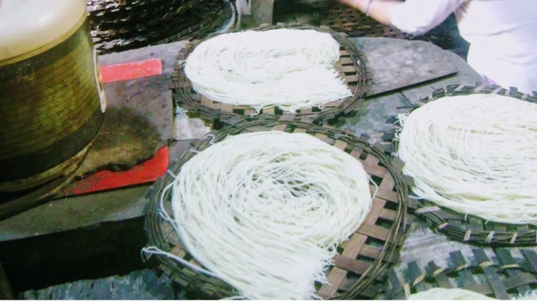 Quy trình ép bánh dây Bồng Sơn bằng khuôn gỗ thủ công truyền thống