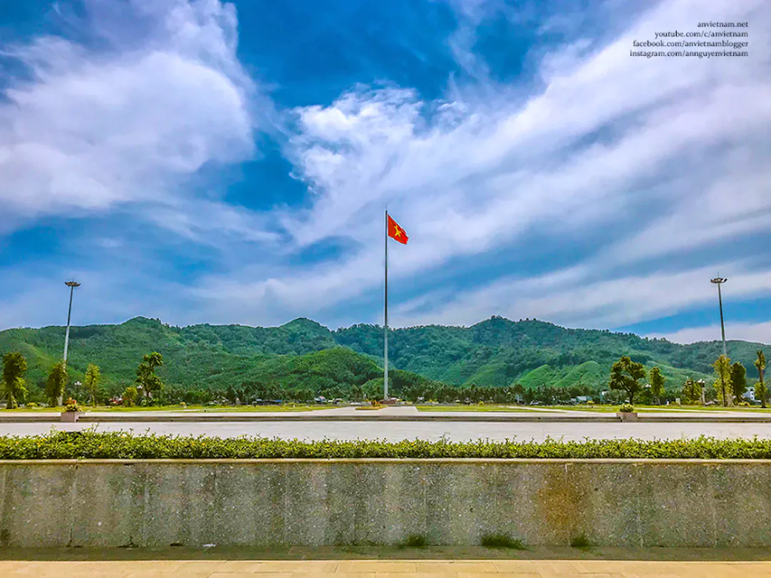 Quảng trường trước đền thờ liệt sĩ